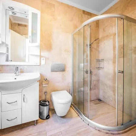 Sleeps 10 With Pool Air Con And Wifi Vilă